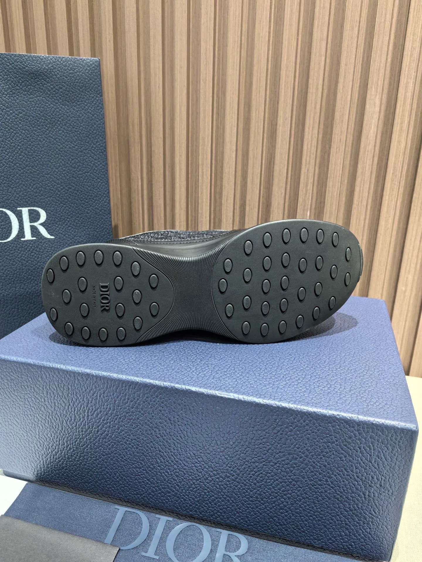 Factory price: 440💰 🔍Top purchasing agent🇮🇹 Dior's super-popular sports shoes, popular for street men, are synchronized with the new product counters. The uppers are made of Italian original imported cowhide and matched with D's customized fabrics. It is a must-have for fashionistas. The complex craftsmanship is perfectly reproduced. Imported soft cowhide foot pads, soles: original soles specially provided by the original factory, exclusive movable molded soles are super comfortable, original factory follow-up goods, 🔍🔍high quality, you can enter and exit the counter at will, welcome to compare, code number 38-45 (46 can be customized and cannot be returned or exchanged)